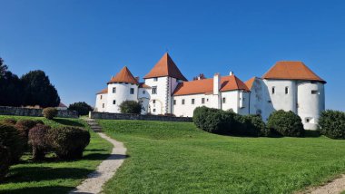 VARAZDIN, CROATIA-NOVEMBER 29, 2024: Güneşli sonbahar gününde eski Varazdin kasabası.