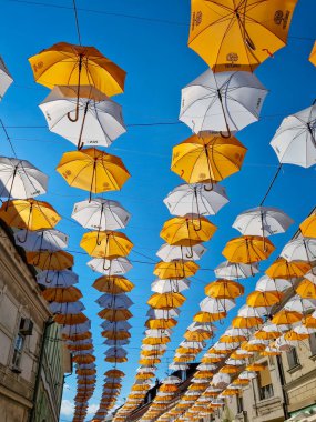 Porcijunkulovo 2022 'de farklı renkler asılı şemsiyeler