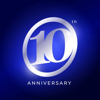 Mavi Arkaplanda Gümüş Metalik Numaralı 10. Yıldönümü Logosu Tasarımı. Etkinlik İçin Lüks Kutlama Amblemi, Şirket Doğum Günü, Kilometre Taşı veya Ödül Töreni. Vektör İllüstrasyonu.