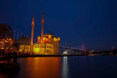 Tarihsel Ortakoy (Mecidiye) camisi ve Boğaz görüşü