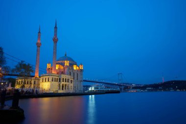 Tarihsel Ortakoy (Mecidiye) camisi ve Boğaz görüşü