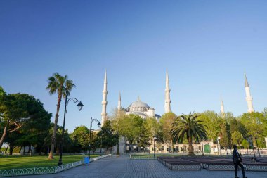 Çok nereye yolcuları ve yerliler, Sultan Ahmet Camii ve Ayasofya arasında ara verebilir banklar