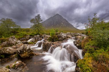 Glencoe, İskoçya yakınlarındaki Etive nehrindeki şelale Buachaille Etive Mor 'u gösteriyor.