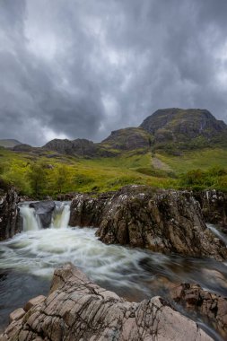 Glencoe, İskoçya 'nın Üç Kız Kardeşi Altında Şelale