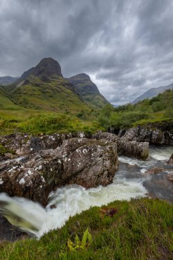 Glencoe, İskoçya 'nın Üç Kız Kardeşinin Altında Şelale