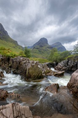 Glencoe, İskoçya 'nın Üç Kız Kardeşinin Altında Şelale