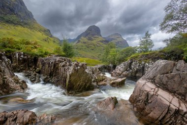 Glencoe, İskoçya 'nın Üç Kız Kardeşinin Altında Şelale