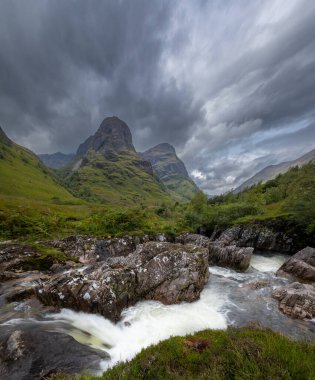 Glencoe, İskoçya 'nın Üç Kız Kardeşinin Altında Şelale