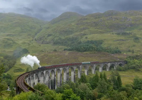 Buharlı tren Glenfinnan Viyadük, İskoçya 'dan geçiyor.