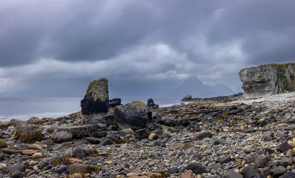 İskoçya, Skye Adası, Elgol 'daki Rocky manzarası Black Cuillin dağlarını gösteriyor.
