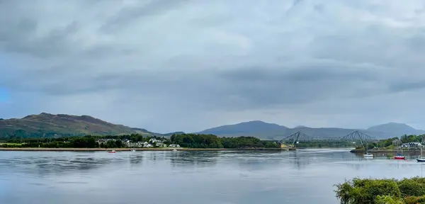 Connel, Highlands, İskoçya 'daki Loch Etive' in girişindeki köprü.