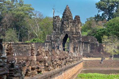 Angkor, Siem Reap, Kamboçya, Köprü antik Angkor şehrine açılan kapılardan birine açılıyor.