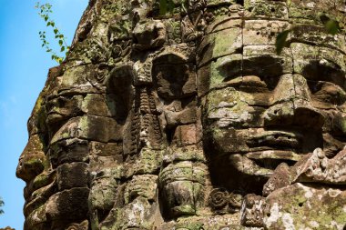 Angkor, Siem Reap, Kamboçya, Banteay Kdei 'nin giriş kapısına taş yüzler kazınmış. Angkor kompleksinin içindeki tapınaklardan biri.