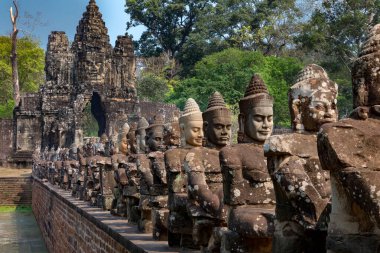 Angkor, Siem Reap, Kamboçya, Köprü antik Angkor şehrine açılan kapılardan birine açılıyor.