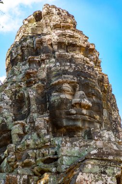 Angkor, Siem Reap. Kamboçya, Banteay Kdei 'nin giriş kapısında oyulmuş taş yüzler. Angkor kompleksinin içindeki tapınaklardan biri.