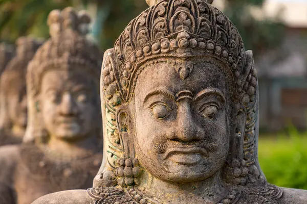 Siem Reap, Kamboçya, Siem 'deki bir anıtın yöneticileri.