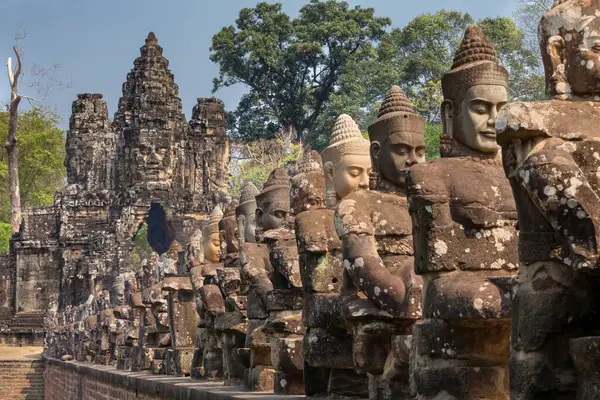 Angkor, Siem Reap, Kamboçya, Köprü antik Angkor şehrine açılan kapılardan birine açılıyor.