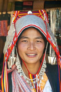 Tepe kabileleri Chiang Rai Tayland 23 Ocak 2007 - Akha Tepesi kabilesinin hanımı       