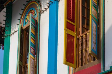 Açık ahşap pencereli renkli geleneksel bina cephesi, Küçük Hindistan, Singapur
