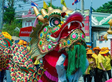 Çin Yeni Yılı 'nda (ayrıca Ay Yeni Yılı ya da Bahar Festivali olarak da bilinir) geleneksel bir gösteri olan ejderha dansı. Ayutthaya, Tayland 