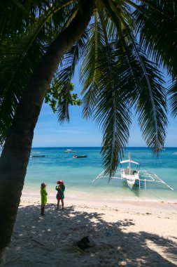 Alona Sahili Panglao Adası Bohol Filipinleri 21 Nisan 2018 Alona Sahili 'nde geleneksel sürat tekneleri