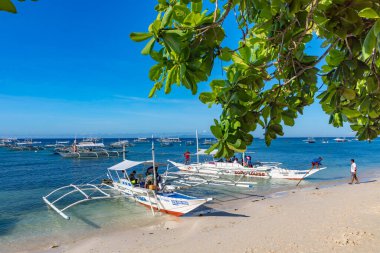 Alona Sahili Panglao Adası Bohol Filipinleri 21 Nisan 2018 Alona Sahili 'nde geleneksel sürat tekneleri
