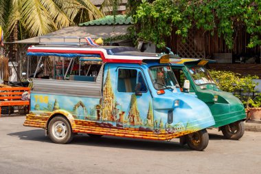 Ayutthaya, Tayland caddesinde park etmiş renkli tuk-tuk 'lar