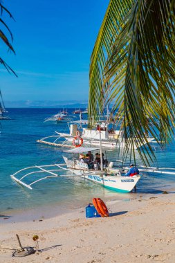 Alona Sahili Panglao Adası Bohol Filipinleri 21 Nisan 2018 Alona Sahili 'nde geleneksel sürat tekneleri