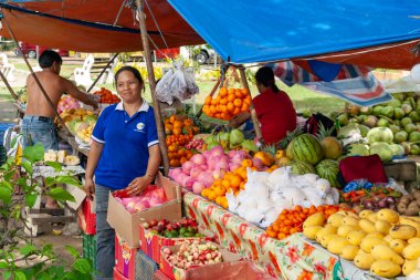 Tropikal Meyve Dükkanında Gülümseyen Kadın Tedarikçi Ürün, Filipinlerle dolup taşıyor