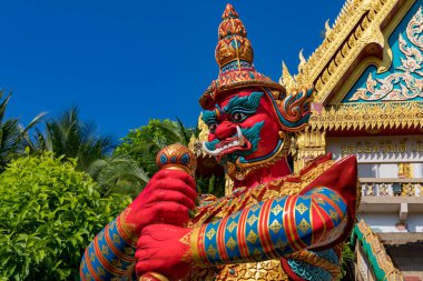 Tayland, Phuket. Korkunç bir Yaksha heykeli tapınağın önünde duruyor. 