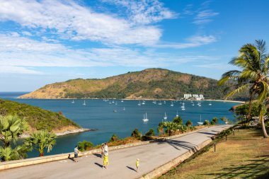Manzaralı sahil yolunda yürüyorum, Tayland Phuket