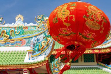 Phuket 'teki süslü tapınağın yanında asılı renkli fener.