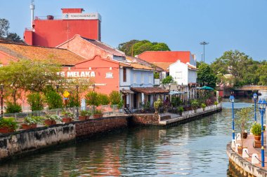 Renkli binalarla kaplı resimli Melaka nehri.