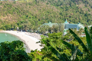 Yeşilliklerle çevrili Phuket plaj beldesi manzarası