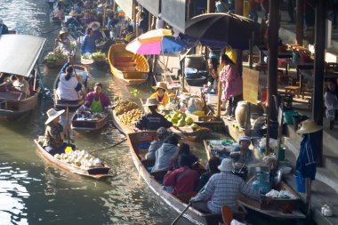 Tayland Yüzen Pazarında Teknelerden Malzeme Satıcısı Kalabalığı