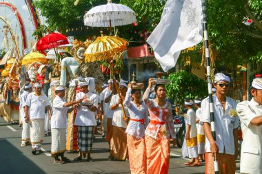 Ogoh-Ogoh Efsanesi ve Geleneksel Kostümler, Bali, Endonezya ile Bali Hindu Geçit Töreni 