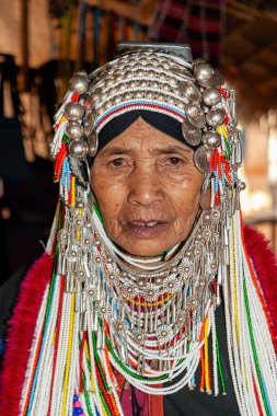 Tepe kabileleri Chiang Rai Tayland 23 Ocak 2007 - Akha Tepesi kabilesinin hanımı       