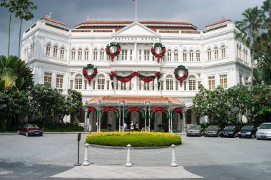 Singapur 'da Noel için dekore edilmiş tarihi bina.