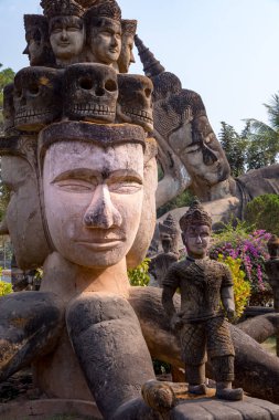 Buda Parkı 'ndaki taş heykeller, Xieng Khuan olarak da bilinir, 1958' de Luang Pu Bunleua Sulilat tarafından inşa edildi, bir Budist keşiş..