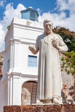 Melaka 'daki insan heykeli mavi gökyüzüne karşı