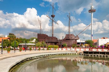 Mavi gökyüzünün altında, Melaka nehri yakınlarında tarihi bir gemi kopyasıdır.