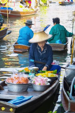 Yüzen Piyasa Tayland Yerel, Geleneksel Tekne Satıcıları Portresi, Güneydoğu Asya Kültürü