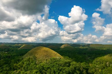 Çikolata Tepeleri Carmen Bohol Filipinler 19 numara. Nisan 2018 Bohol 'un ünlü Çikolata Tepeleri.