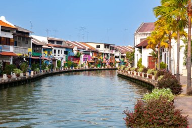 Malezya 'daki Melaka nehri boyunca renkli binalar