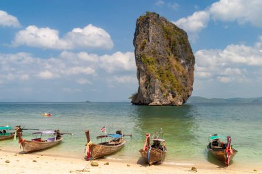 Geleneksel tekneler Krabi 'de kaya oluşumu yakınlarında