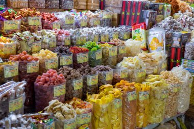 Markette renkli kurutulmuş meyve ve fındık sergileniyor