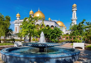 Brunei Darussalam, Bandar Seri Begawan - 17 Mart 2018: Jame 'Asr Hassanil Bolkiah Camii ve çeşmesi, Brunei' nin en önemli camilerinden biri. 