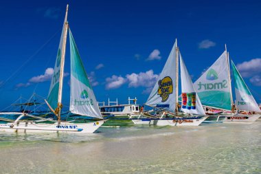 Boracay, Filipinler - Nisan 06, 2018: White Beach 'te yelkenli tekneler         