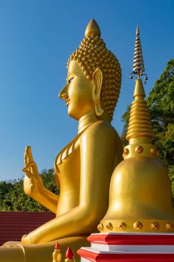 Elleri havada altın Buda heykeli, Abhaya Mudra jesti. 