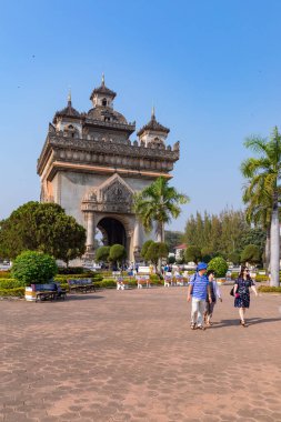 Tropik yeşillik ve Patuxai Zafer Kapısı, Vientiane Laos 'un kalbinde yer alan önemli bir savaş anıtı.. 